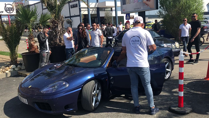 Germani a ajuns la club și îi dă cheile unui angajat, pentru a-i parca Ferrari-ul