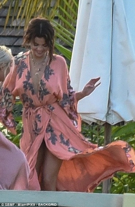 GALERIE FOTO. Au făcut spectacol la nunta tatălui său! Justin Bieber și Selena Gomez, poze incendiare! S-au pipăit de față cu toată lumea!