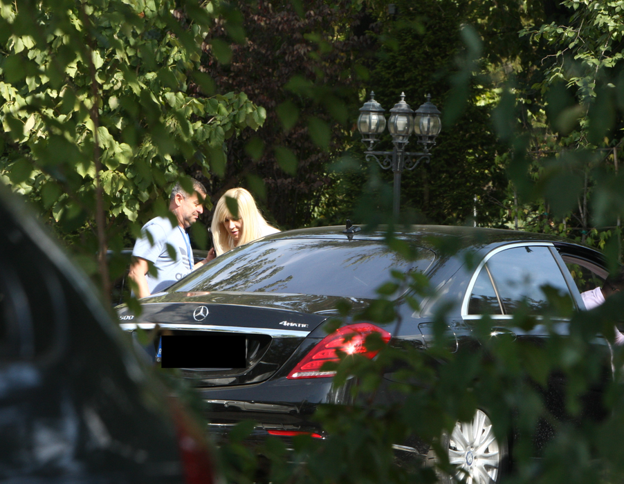Elena udrea coboară din bolidul de lux