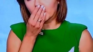 De-a râsu'-plânsu'! Unei prezentatoare TV i-au căzut dinții în direct