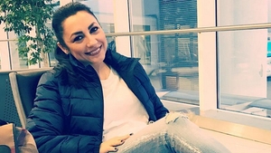 Pare o ţinută banală, dar stai să vezi ce are în picioare! Andra a atras privirile tuturor în aeroport cu încălţămintea aleasă