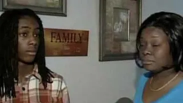 VIDEO Un politist din Newark filmat in timp ce batea un adolescent