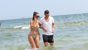 Fundaşul ”tricolor” a păzit-o îmbrăcat în mare. Primele poze cu ”bomba-sexy” a naţionalei în costum de baie!