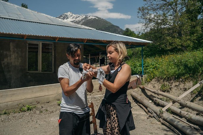 Cosmin și Eliza, un cuplu care știe să aprecieze viața / Sursă foto: captură video