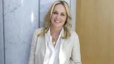 I-a priit sederea in Romania! Sharon Stone, frumoasa si stralucitoare intr-o noua sedinta foto