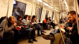Pe cine au văzut călătorii azi-dimineață, într-un metrou din București! Este o super-vedetă de la Antena 1
