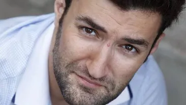 Smiley are lipici la blonde! de cum l-a vazut a pus ochii pe el! Ce a patit cantaretul