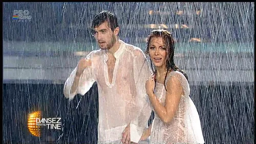 Dansul in ploaie i-a pus in evidentă trupul perfect! Ilinca Vandici, udă si epuizată la Dansez