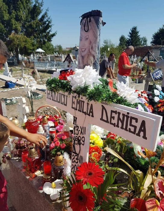 Cum arată mormântul Denisei Manelista la o lună de la decesul cântăreţei