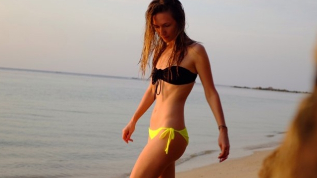 Nu mai este o fata cuminte! Adela Popescu, topless si cu fundul la inaintare!