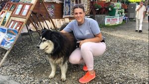 Cel mai ciudat job din România. Câți lei câștigă pe zi o "bonă" de animale de companie