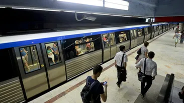 Metroul bucureștean, marcat de un nou incident. Un bărbat a alunecat, pe șine, în stația Unirii