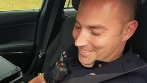 Gestul emoţionant făcut de acest poliţist aflat în misiune a topit inimile tuturor! S-a dat rapid jos din maşină când a observat ceva suspect pe autostradă