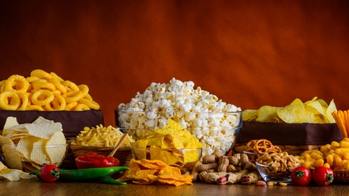 Țara europeană care a interzis reclamele pentru mâncarea de tip junk food pe timpul zilei. Cum explică autoritățile decizia