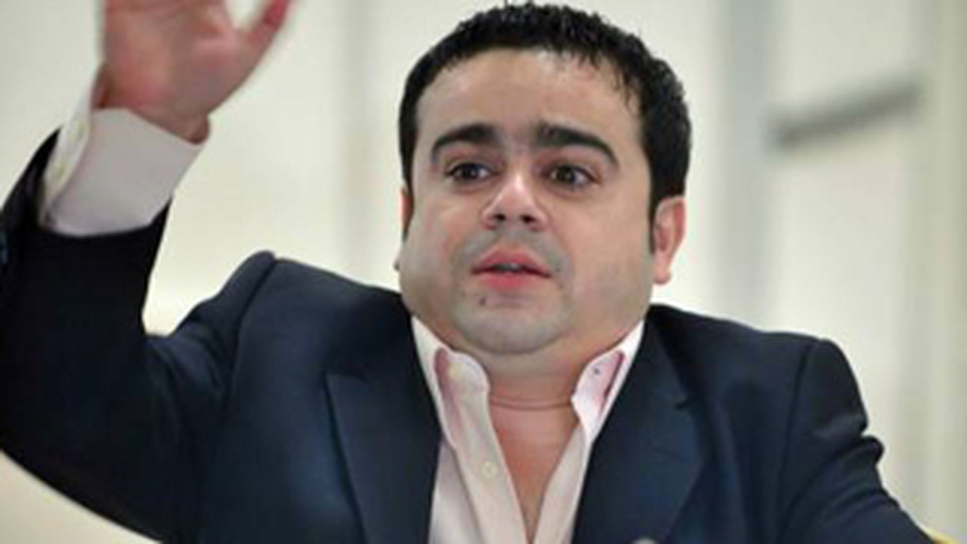 Adi Minune, audiat de politistii din Iasi pentru furtul unei sticle de sampanie!