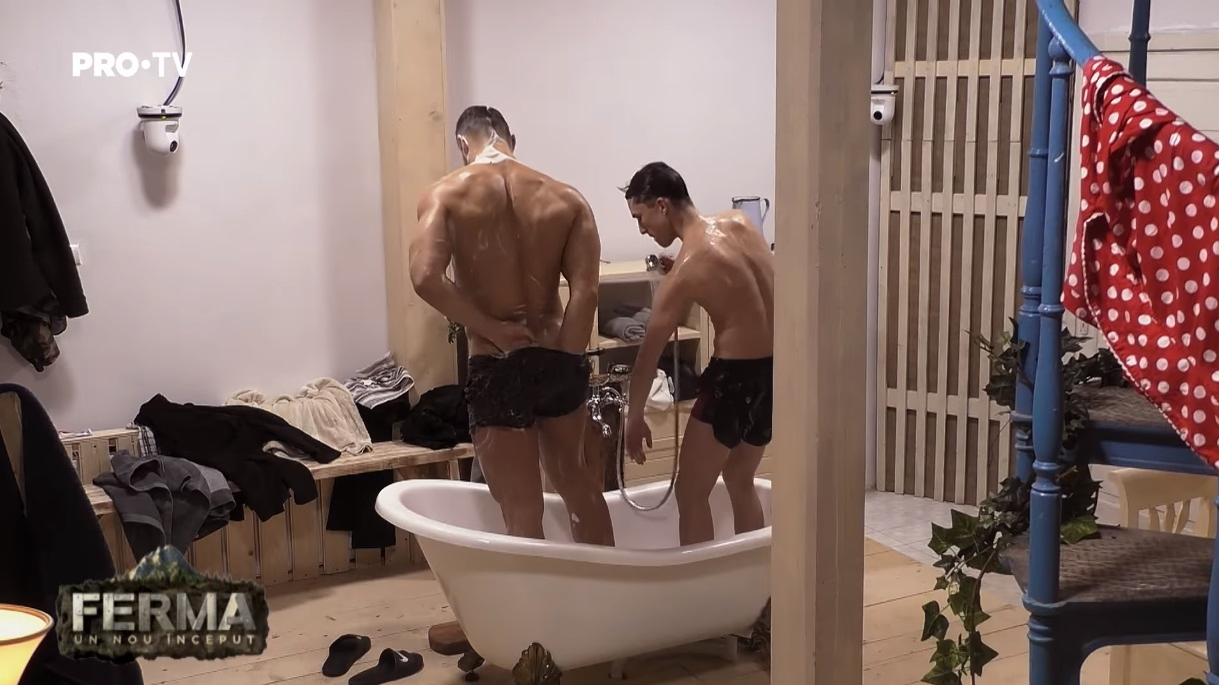 Imaginile de la Pro TV care au scandalizat o țară întreagă! Doi concurenți de la “Ferma”, filmați goi în aceeași cadă