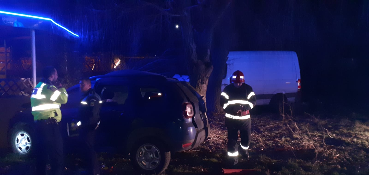 Impact devastator între un autoturism și o autoutilitară. Unul dintre șoferi este resuscitat de medici