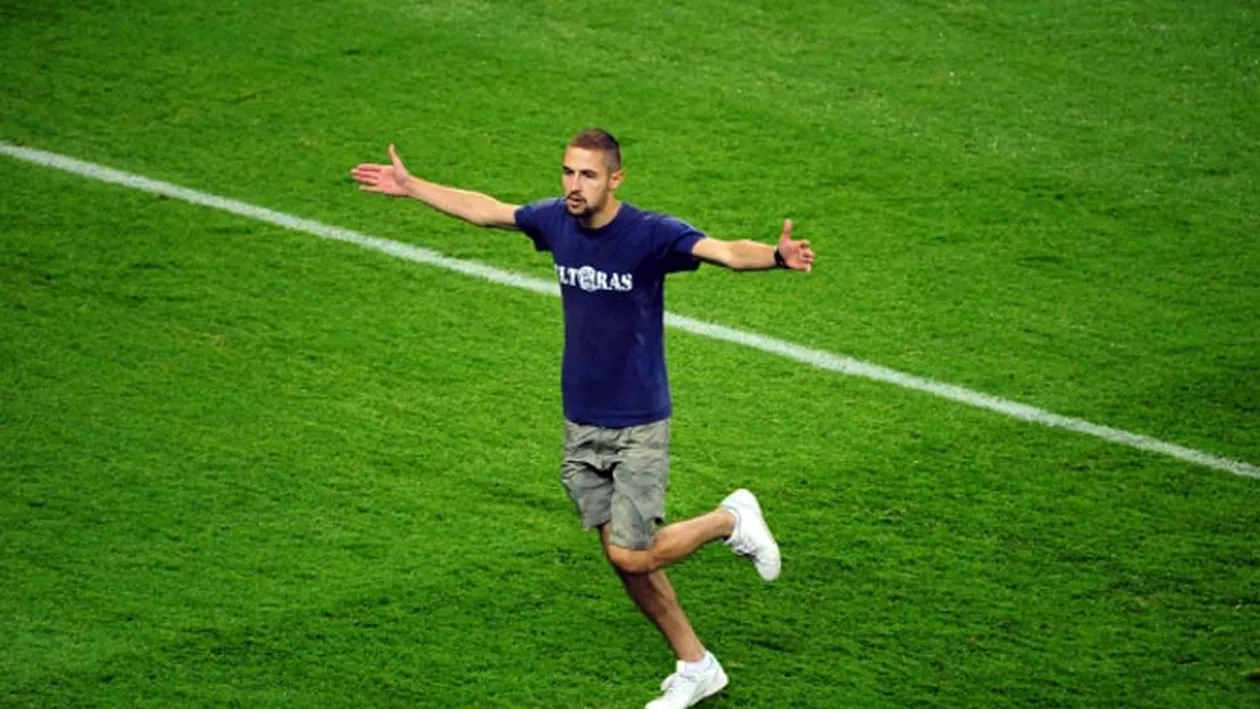 Finala Europa League a fost intrerupta de doi fani ai Craiovei care au intrat pe teren
