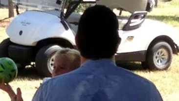 A iesit cu fiul lui in parc, insa s-a facut de ras! Nu a putut sa suporte rusinea cand si-a dat seama ce are pe spate