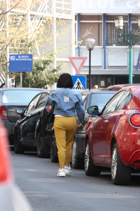 Nicoleta a încheiat convorbirea și se duce țintă unde-și propusese