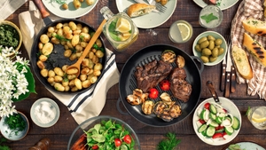 Cele 7 tipuri de alimente care te balonează dacă le consumi la cină. Ce trebuie să eviți
