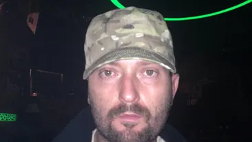 Noi ne prajim la soare si Cheloo umbla imbracat de iarna! Incredibil cum a iesit pe strada la 40 de grade si ce masina are!