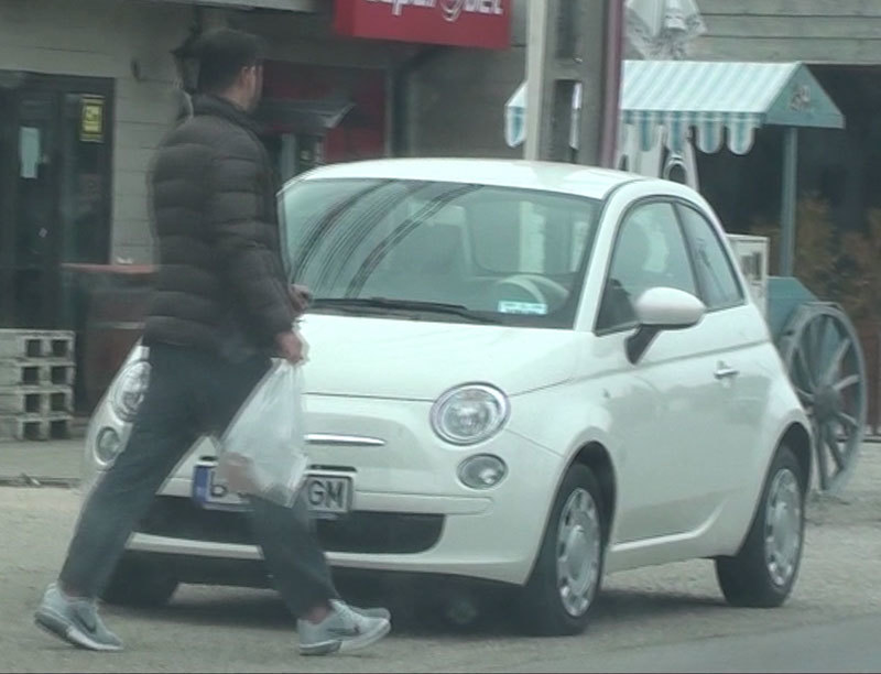 Logodnicul Elenei Udrea se îndreaptă spre maşina personală