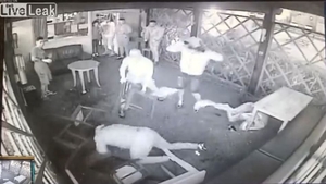 Bătaie ca-n filme! A luat șase scaune-n cap, picioare și pumni în gură, apoi... E uluitor ce s-a întâmplat după măcel! VIDEO