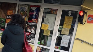 Nu e banc! O farmacie din Iași a montat un semafor la intrare. Care e motivul