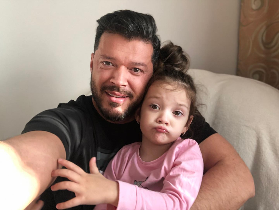 Victor Slav, dezvăluiri despre iubita pe care o ține ascunsă: “Suntem într-o relație de un an și patru luni”. Cum se înțelege Ela cu fiica fostului prezentator, Sofia