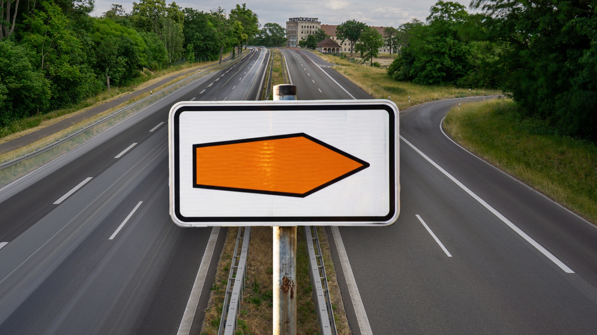 Săgeata portocalie de pe autostrăzile din Germania. Ce înseamnă indicatorul pe care puțini șoferi îl cunosc