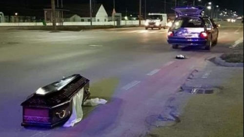 Un sicriu cu un cadavru în el a fost abandonat pe marginea unui drum național din Gorj
