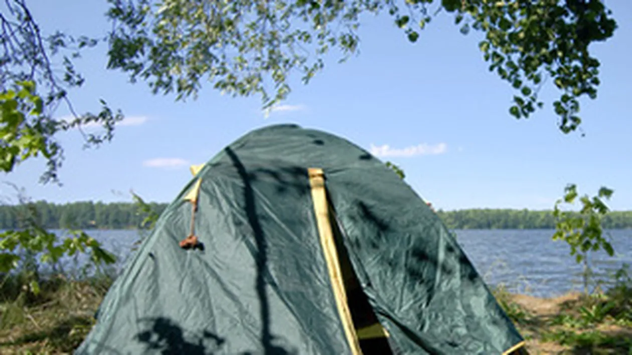 Sapte turisti, aflati cu cortul langa Barajul Vidraru, au fost surprinsi de viitura