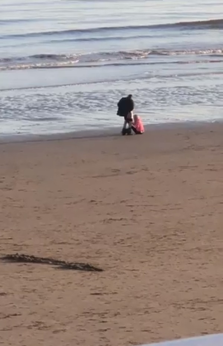 Scene halucinante chiar de Anul Nou! Au făcut amor sălbatic în fața trecătorilor. FOTO