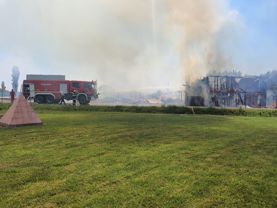 Incendiu puternic în Timiș! Un restaurant a izbucnit în flăcări. Trei oameni au fost răniți. VIDEO