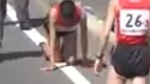 VIDEO. Atenție, imagini cu un puternic impact emoțional! O atletă s-a târât în genunchi până la final, pentru ca echipa ei să nu fie descalificată