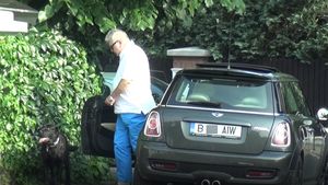 Cum l-am filmat pe milionarul care, pe vremuri, schimba Bentley-urile ca pe şosete! A coborât dintr-o…
