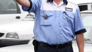 Un tanar beat a amenintat cu toporul si a muscat un politist