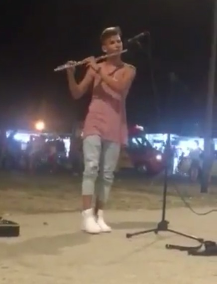 Gabriel Ştefănescu, băieţelul care s-a făcut remarcat în ediţia a doua a emisiunii concurs ”Românii au talent”, nu a renunţat la cântatul în stradă