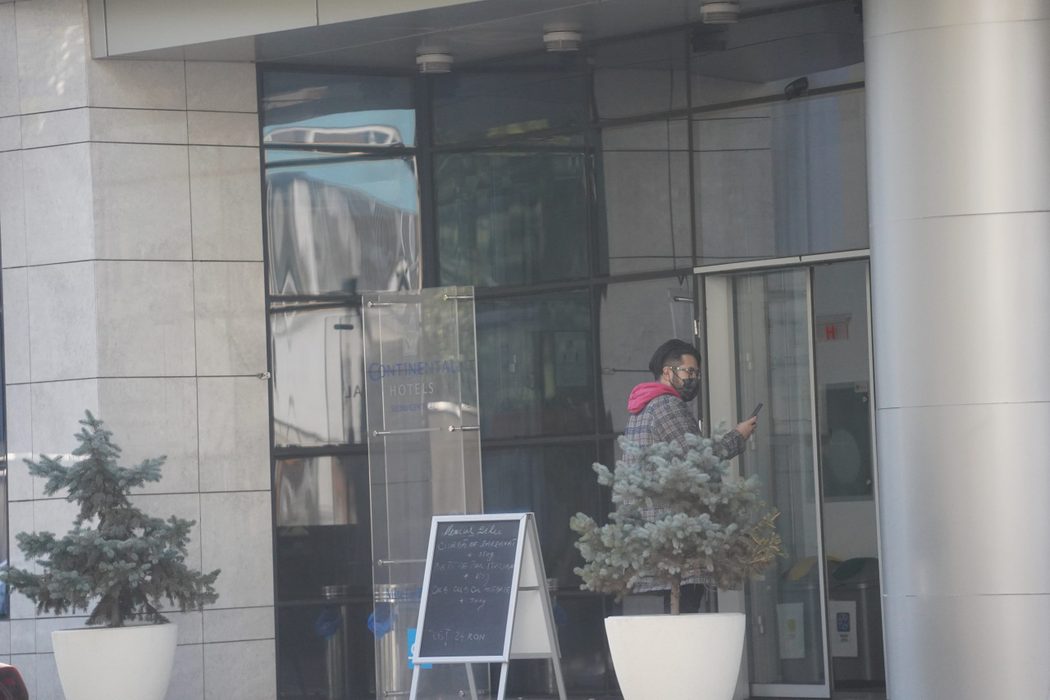 Rikito intră în hotel, dar nu are prea mare succes