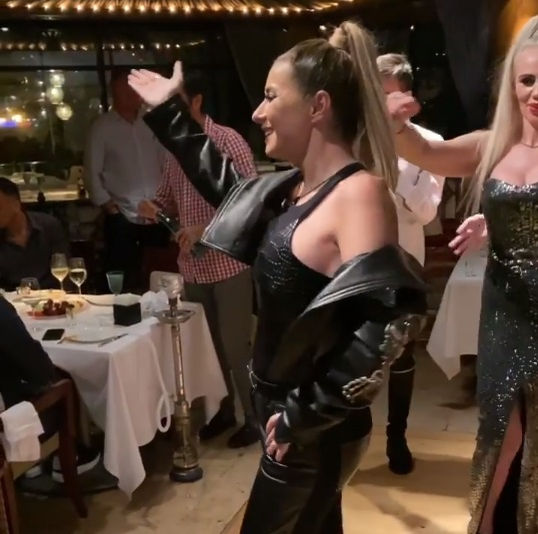 Anamaria Prodan s-a dat în spectacol pe manele într-un restaurant de lux din Dubai. A fost filmată în timp ce se săruta pasional cu soțul ei, Laurențiu Reghecampf