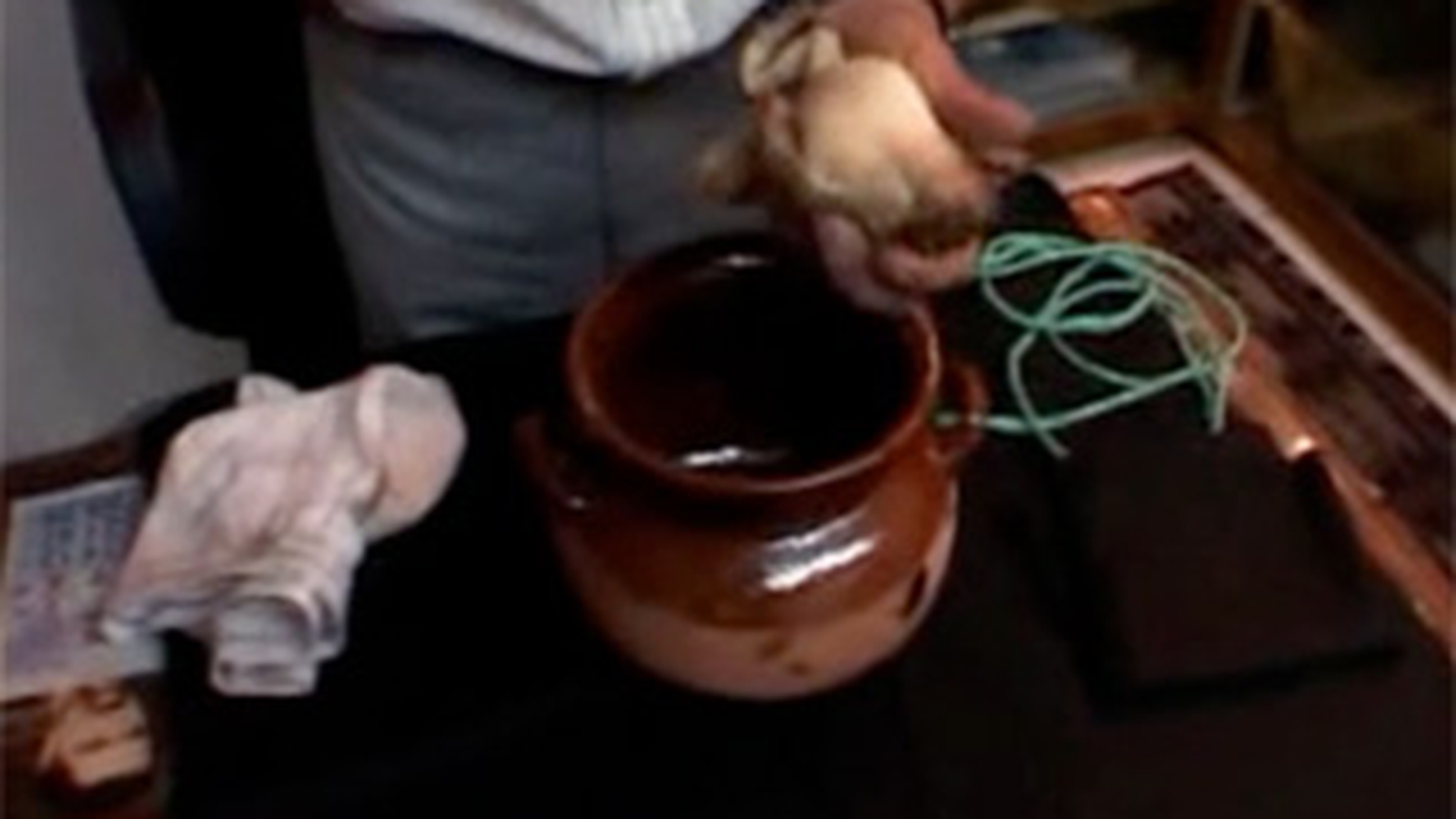 VIDEO De la ele au invatat meserie Melisa si Vanessa! Vezi aici cele mai satanice ritualuri cu care vrajitoarele au speriat-o pe Oana Zavoranu!