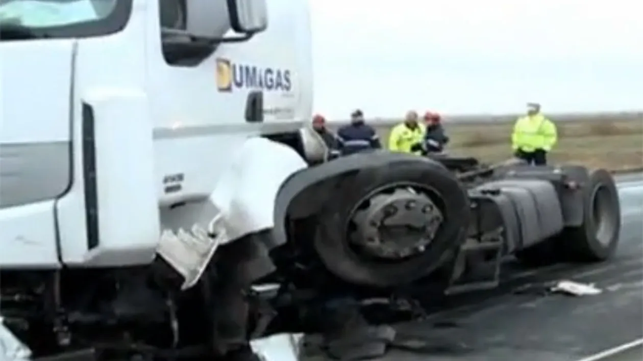 Un tir cu lapte s-a răsturnat pe A1! Traficul spre Piteşti este blocat