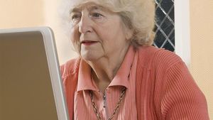 Câți bani i-a trimis o pensionară de 75 de ani, unui tânăr cu care s-a "cuplat" pe Facebook