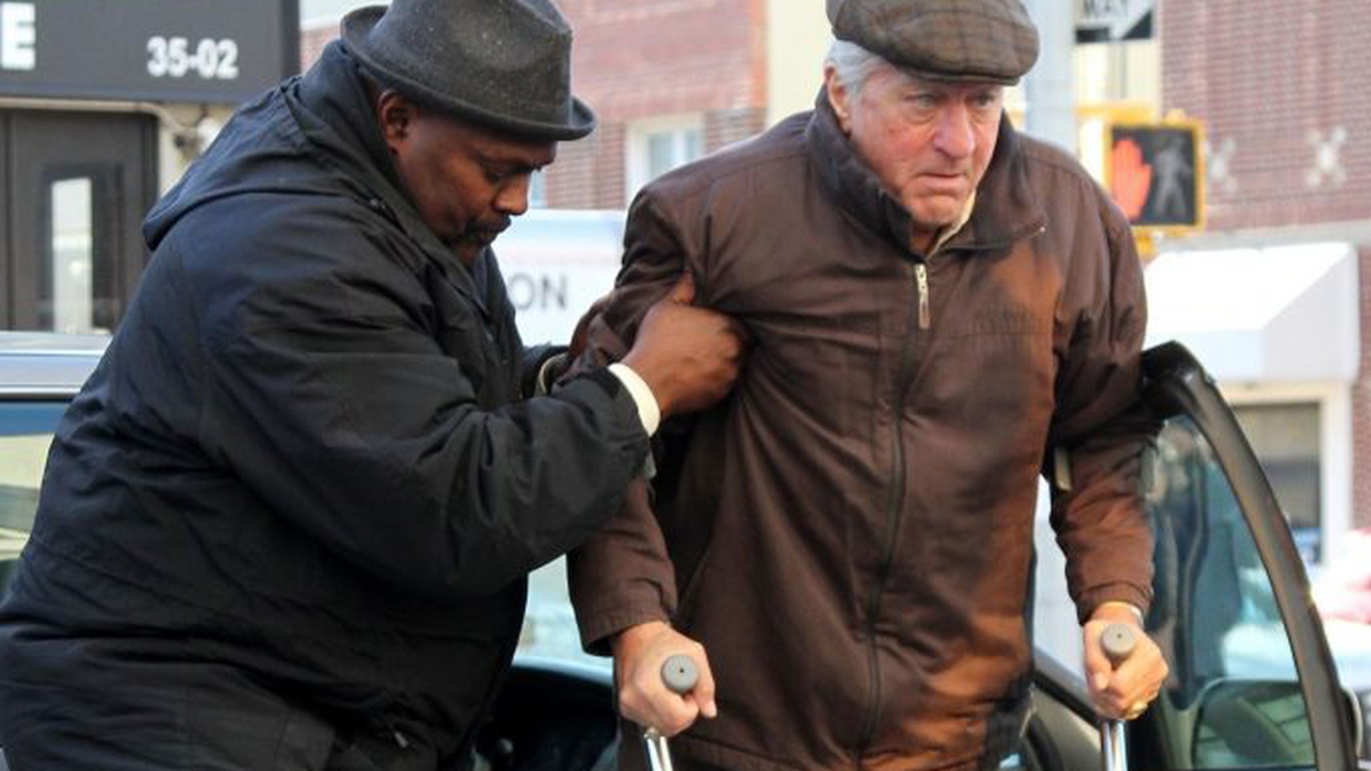 Robert de Niro, de nerecunoscut! Fotografiile în care apare vizibil îmbătrânit şi în cârje!