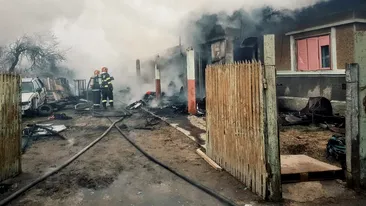 Trei frați din Giurgiu, la un pas de tragedie. În lipsa părinților, au vrut să aprindă focul în sobă cu benzină și...