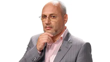 Nu ti l-ai fi inchipuit astfel! Dr. Cristian Andrei e gospodarul perfect! Uite cat de atent alege buretii si detergentul de vase!