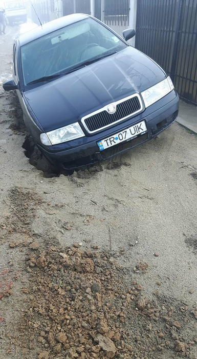 Mașina a ajuns sub nivelul drumului