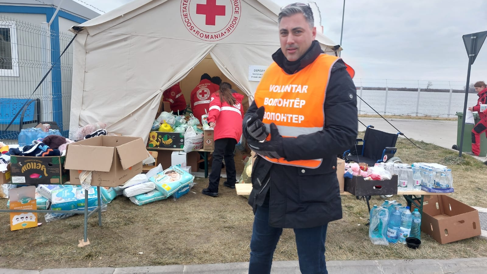 EXCLUSIV. Alexandru Ciucu, voluntar la Crucea Roșie. Unde îi ajută designerul pe refugiații din Ucraina