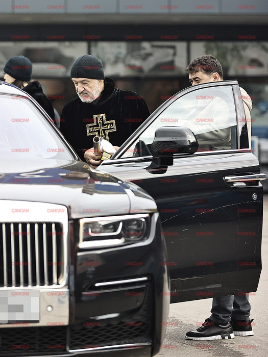 Becali urcă în Rolls după ce a cumpărat mobilă